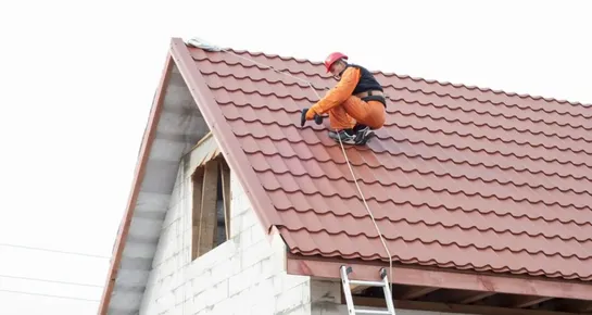 mężczyzna na dachu