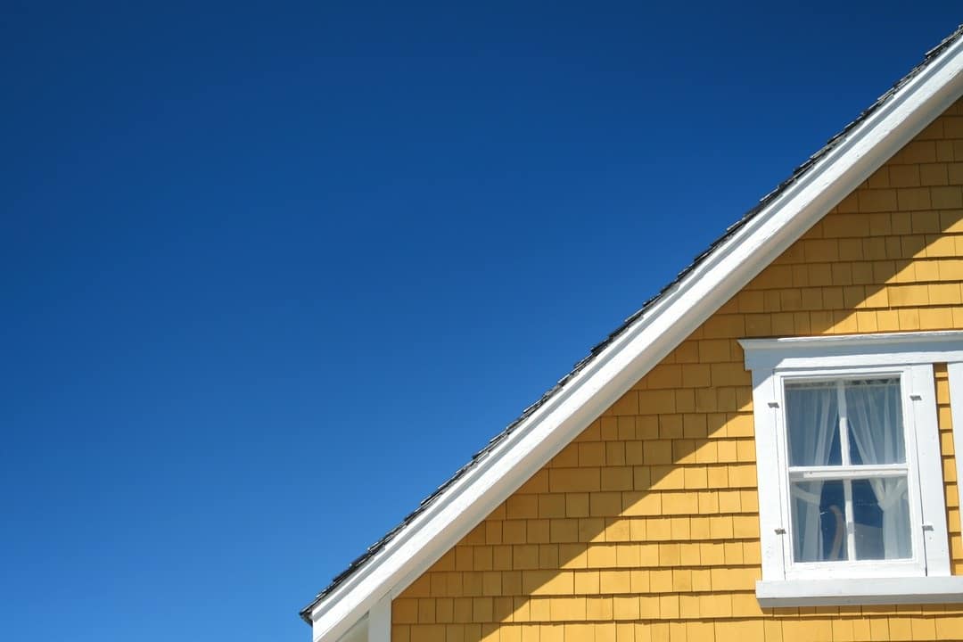 Kąt nachylenia dachu a dobór pokrycia dachowego. Co warto wiedzieć?